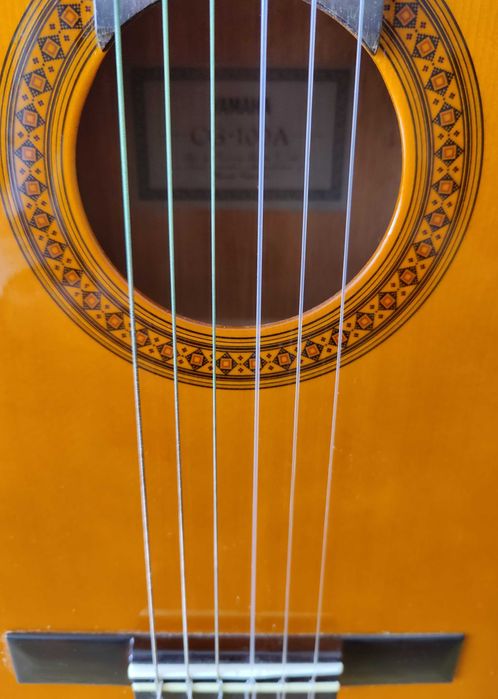 Guitarra Clássica Yamaha (< 20h de uso)