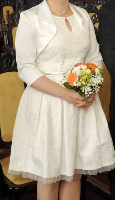 Sukienka plus Bolerko w kolorze kremowym.