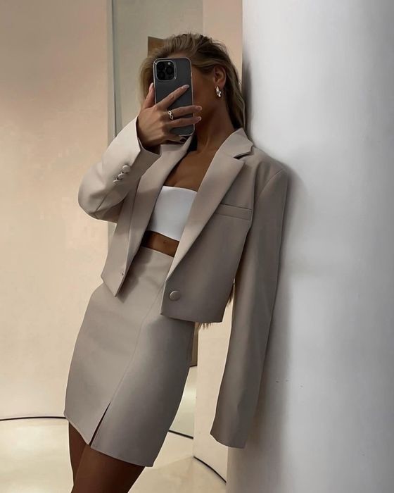 Жіночий класичний костюм