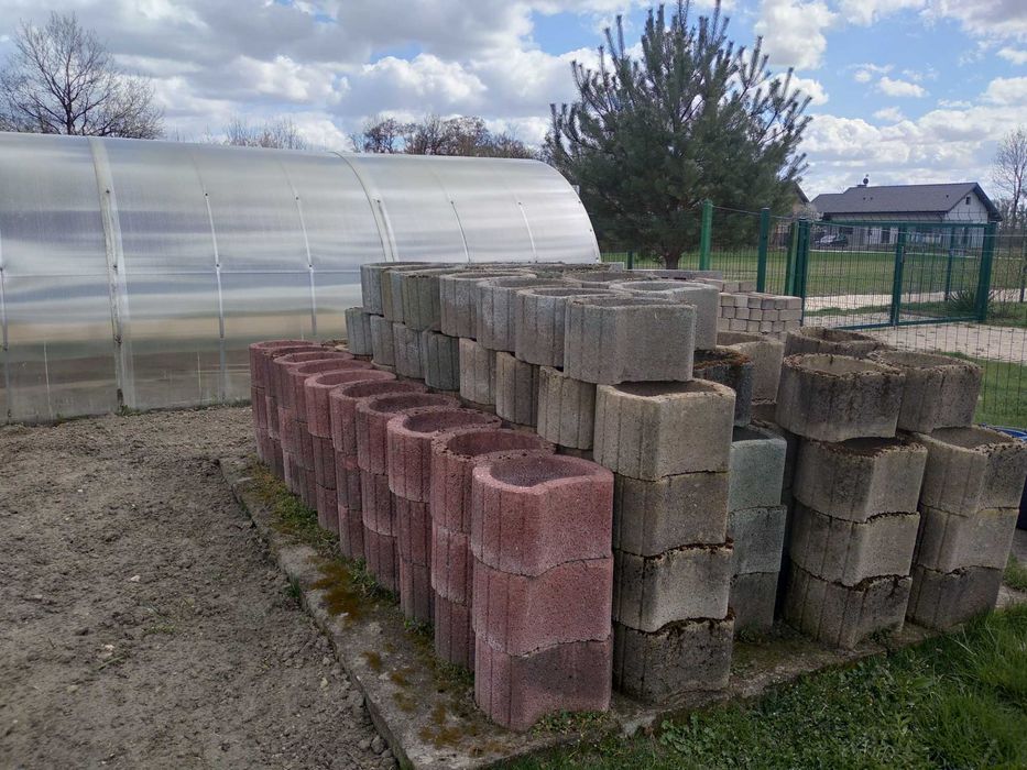 Sprzedam pustaki ozdobne czerwone, zielone i żółte.