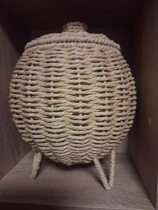 Nowy koszyk wiklinowy na stelażu
