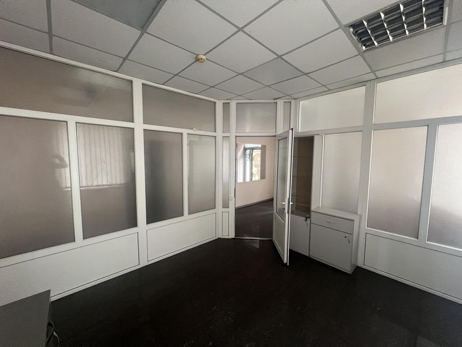 Продаж фасадного офісу 130 м² — вул. В. Лобановського (р-н Металургів)