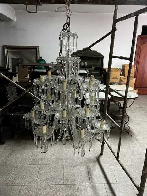 Candeeiros diversos em lustre de cristais antigos