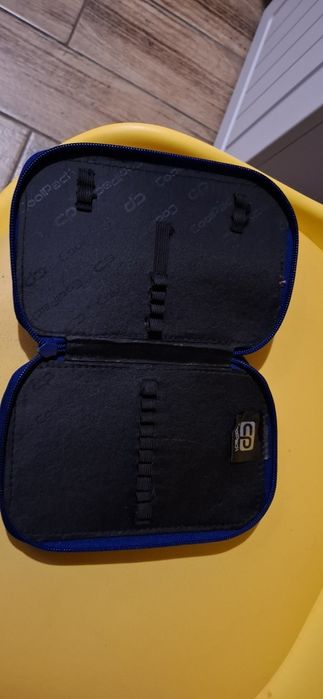 Sprzedam plecak z piórnikiem jako prezent.