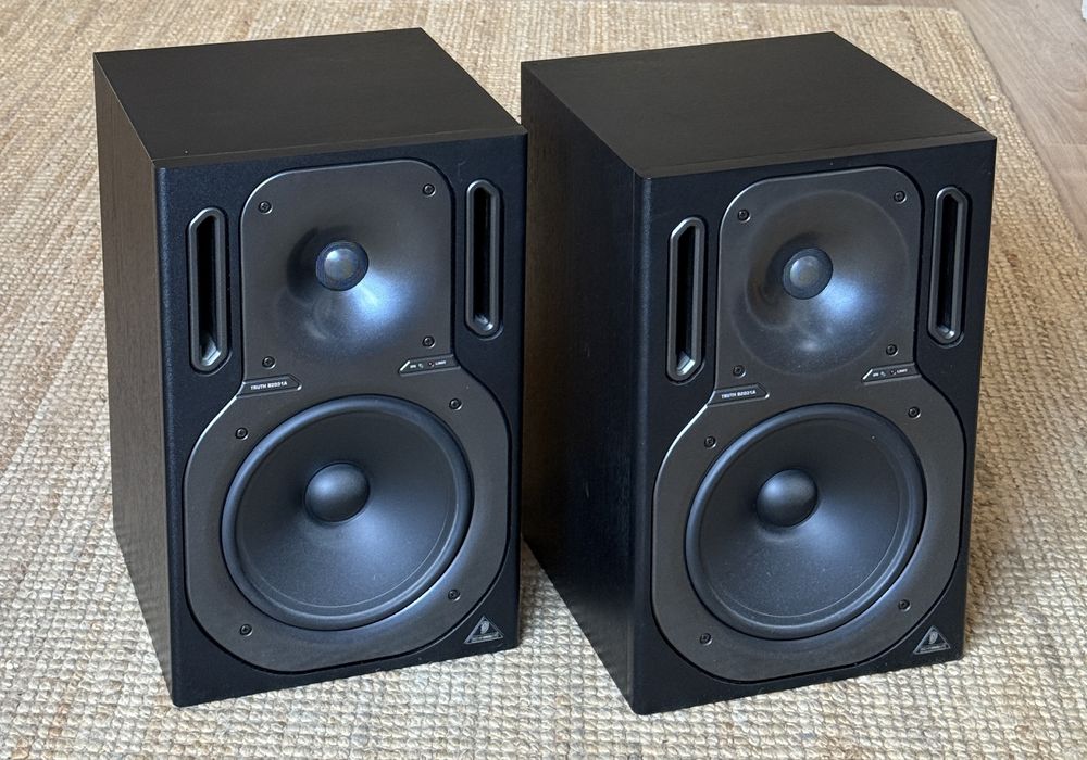 Monitores Behringer Truth B2031A