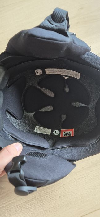 Kask do deski snowboardowej lub nart.