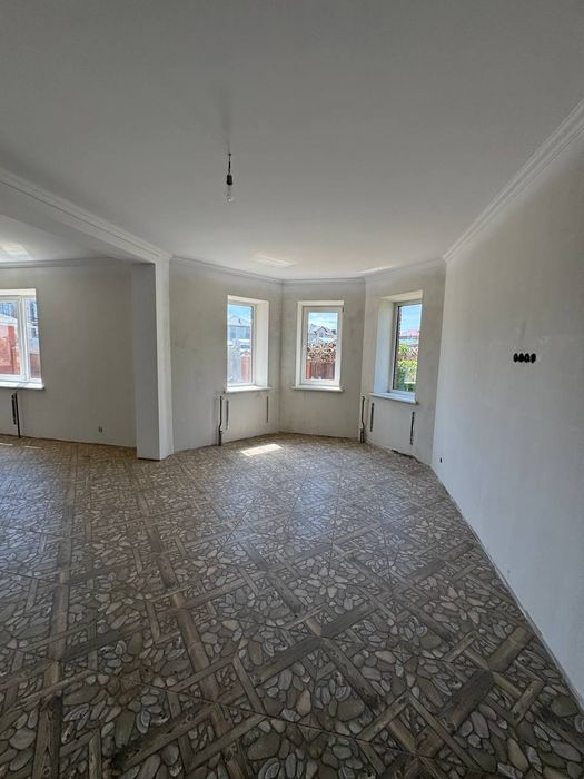 Продаж будинку з ділянкою 15сотих в престижному передмісті Чернівців  с.Годилів