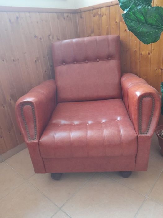 2 Poltronas em napa castanhas