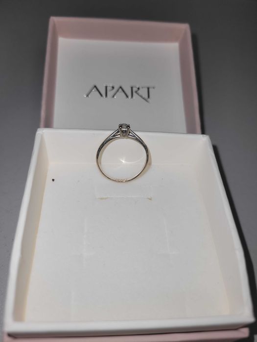 Złoty pierścionek zaręczynowy z diamentami 0,16ct - certyfikat - Apart