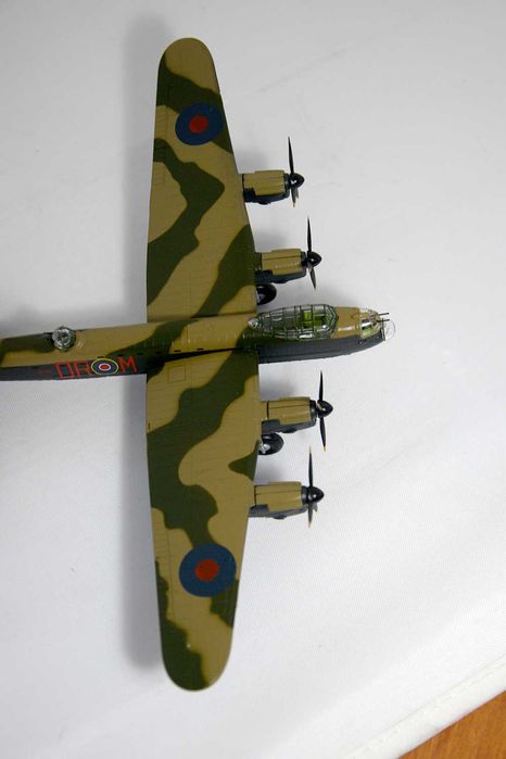 Avião Miniatura Lancaster 1:144