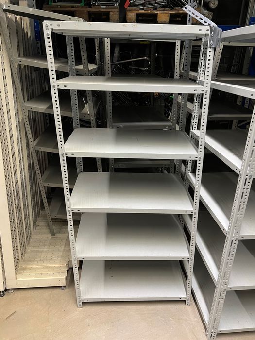 Sprzedaż metalowych regałów magazynowych i sklepowych