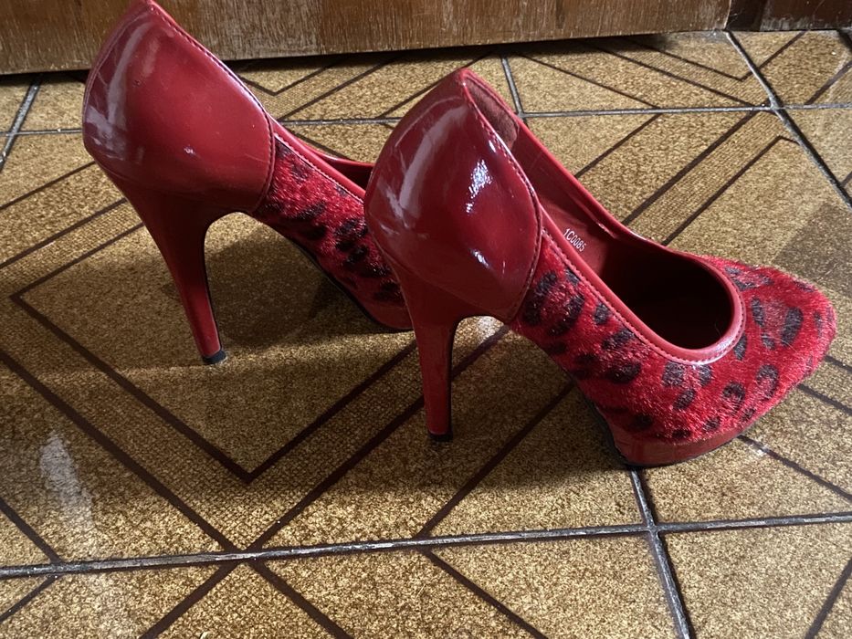 Sapatos vermelhos 38