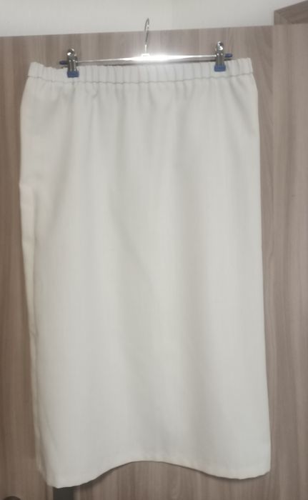 Строга біла юбка з розрізом .