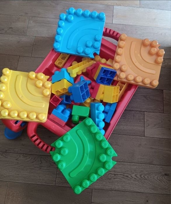 Stolik Mega Block plus klocki