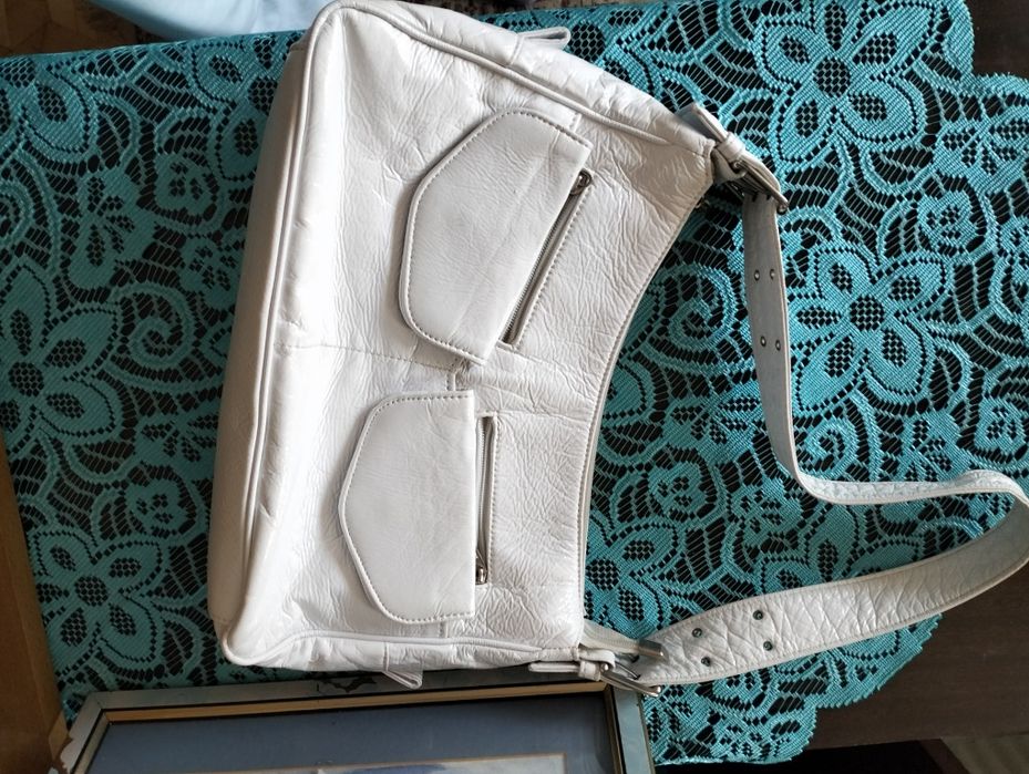 Biała torebka na ramię; Karen; 21 x 30 x 11cm