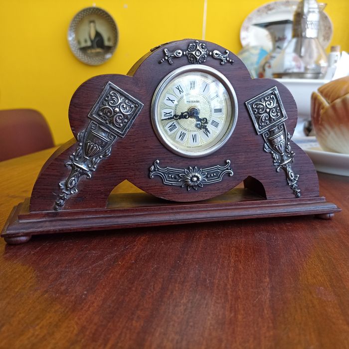 Relógio de mesa Art Deco antiga com aplicações a funcionar