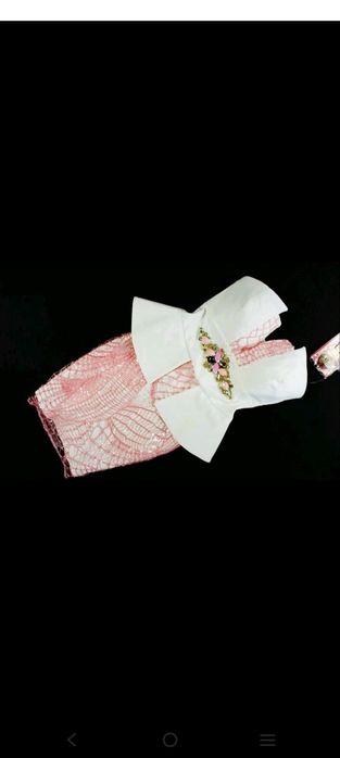 Sukienka z różową baskinką