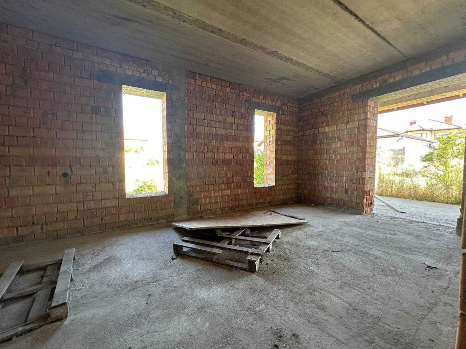 В продаже одноэтажный Дом из красного кирпича на участке 15-соток.