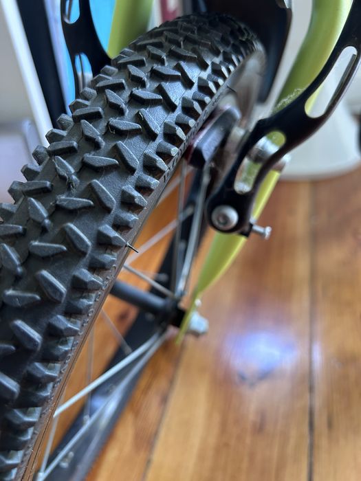 Bicicleta Btwin Disover - Dark Hero 500 Edition
