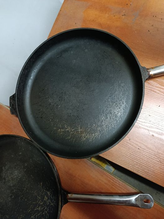 Zestaw dużych patelni