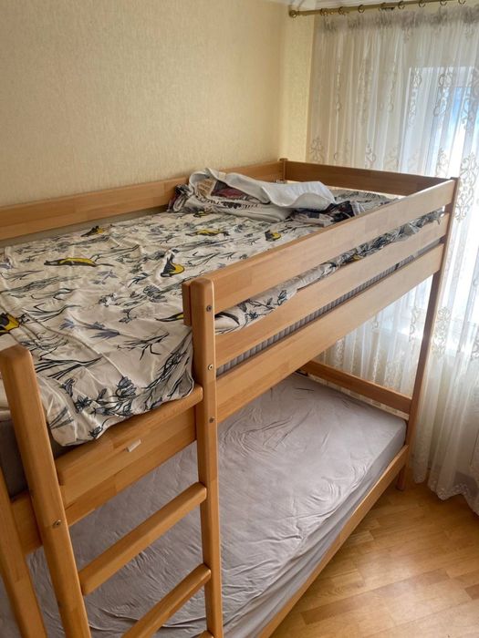 Двоярусне дерев’яне ліжко