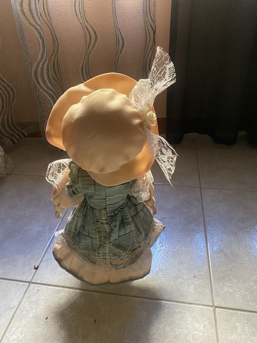 Boneca em porcelana