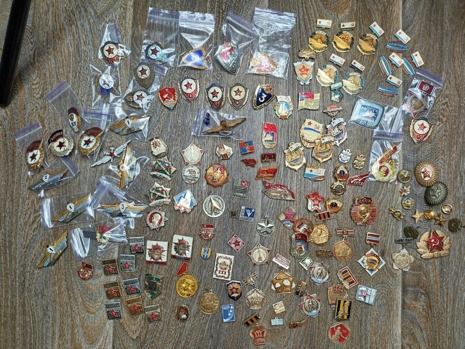 Значки, корабли, классности, отличник, спортивные, военные и другие.