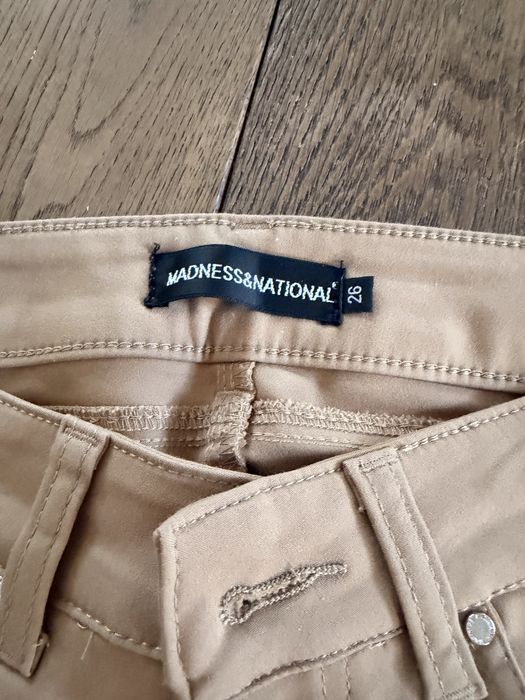 Stylowe spodnie w kolorze camelowym – idealne na co dzień i do pracy!