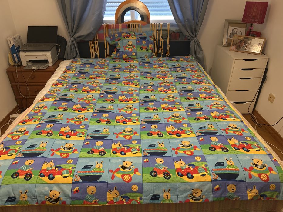 Colcha enderdon  de criança ilustrada.