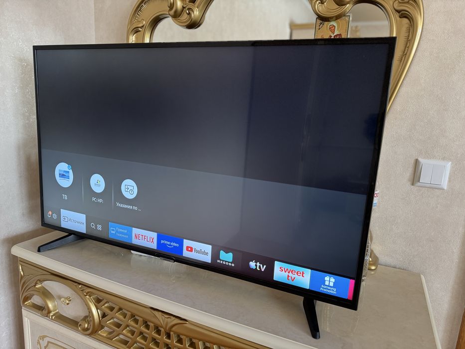Телевізор Samsung Smart TV 4K 43 дюйма в гарномк старі