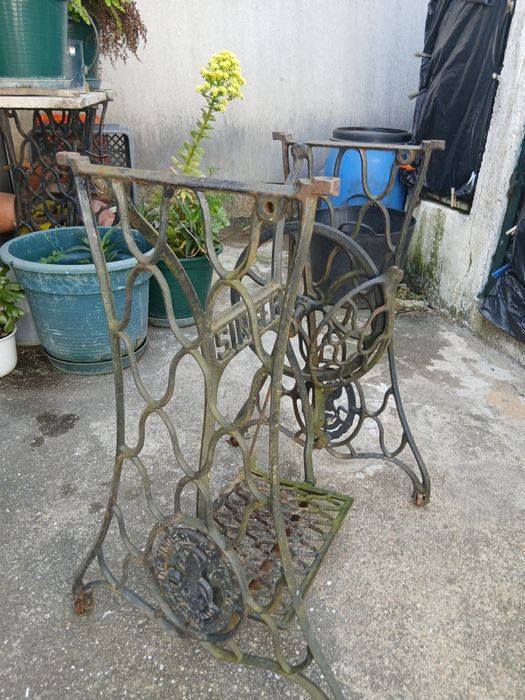 Base de máquina de costura vintege SINGER em ferro fundido