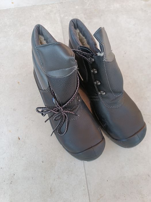 Nowe trzewiki bezpieczne rozmiar 45.