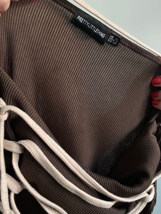 Brązowa sukienka z odkrytymi plecami