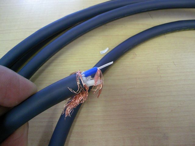 Универсальный межблочный/цифровой кабель Oyaide SL-75AD