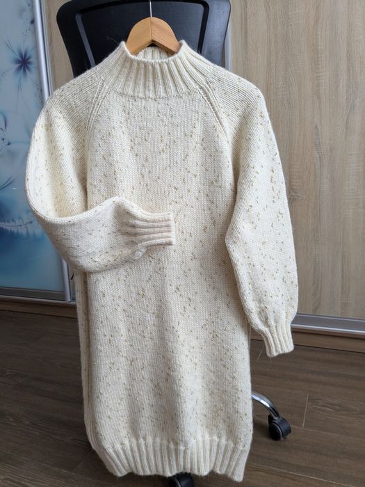 Зимовий довгий светр.