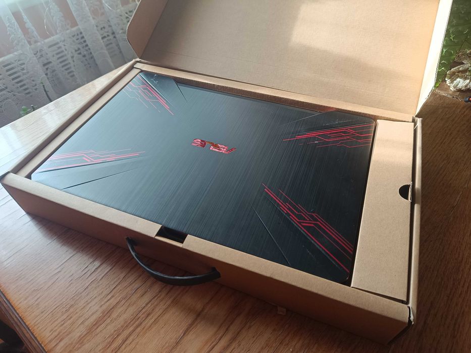 Asus TUF Gaming FX504GD / i5-8300H / GTX1050 (4GB) / 12GB / 256SSD+1TB