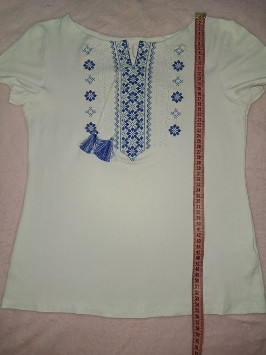 Вишита футболка для дівчинки