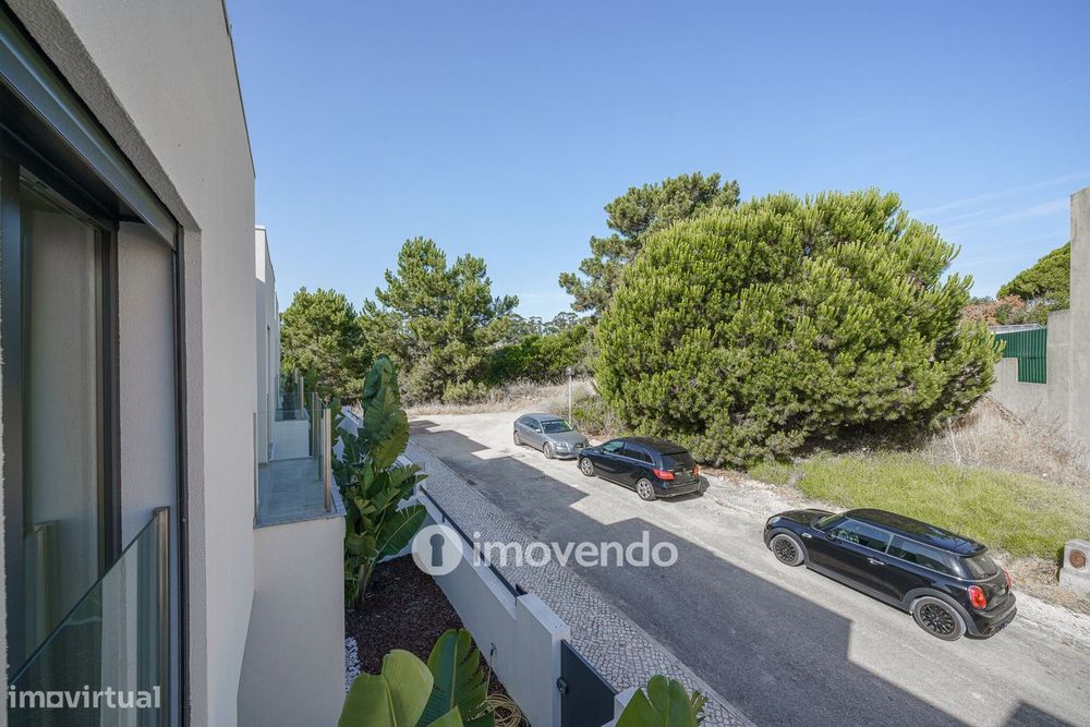 Moradia T3+1 moderna, com piscina e garagem, na Caparica