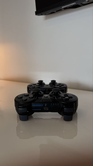 PlayStation3- 250GB + 2 comandos + 20 jogos