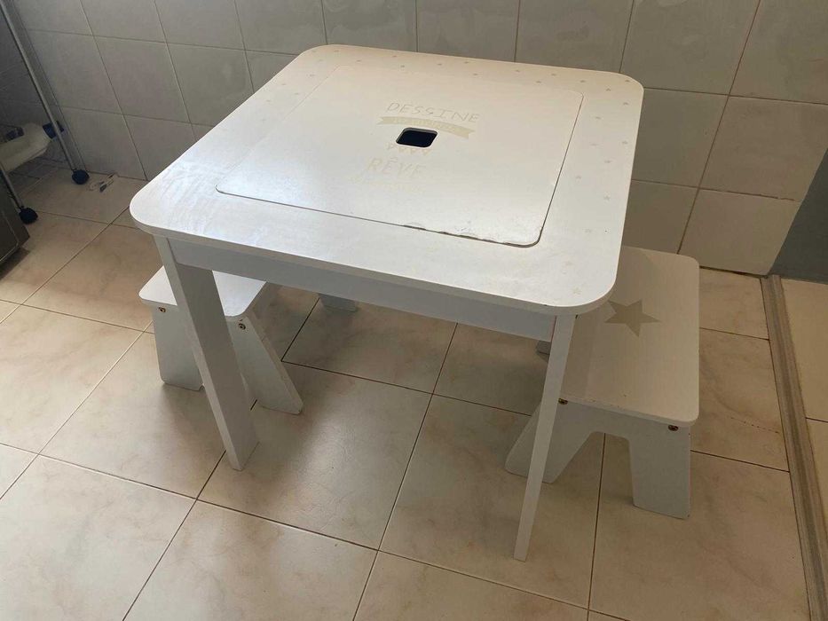 Mesa infantil com arrumação + bancos