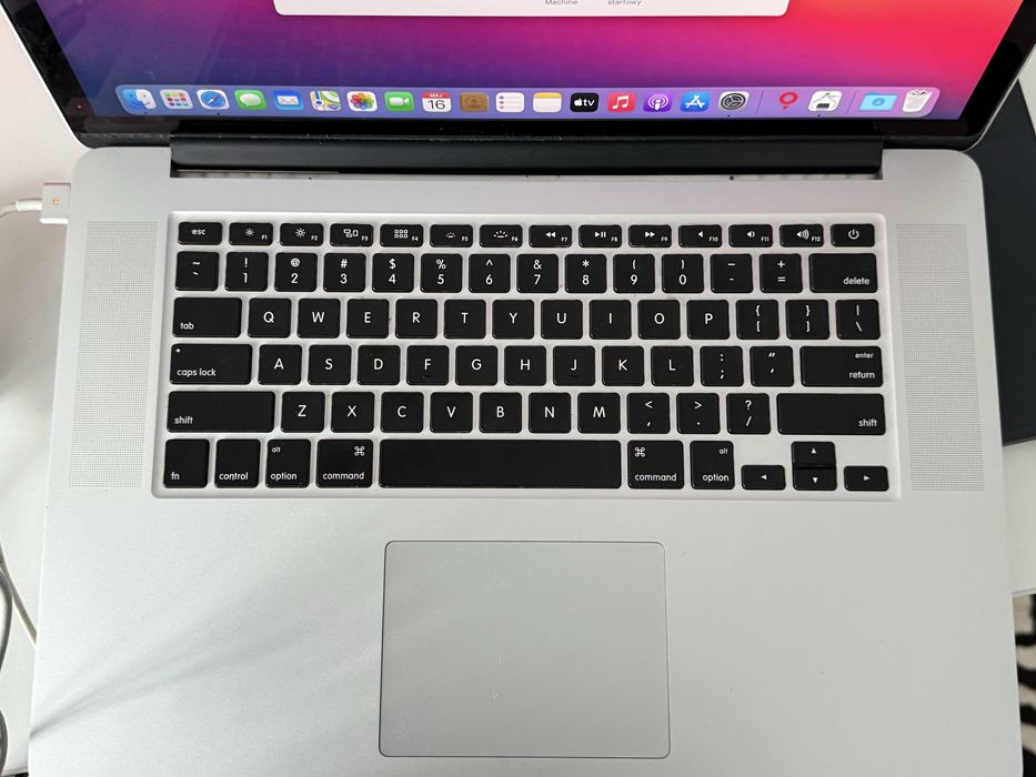 Macbook 15 cali i7 16GB nvidia geforce 2gb