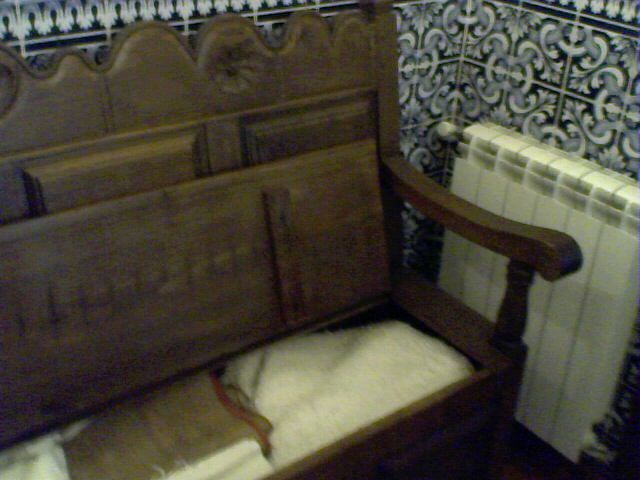 Banco-Arca em Castanho Maciço64739899932673122