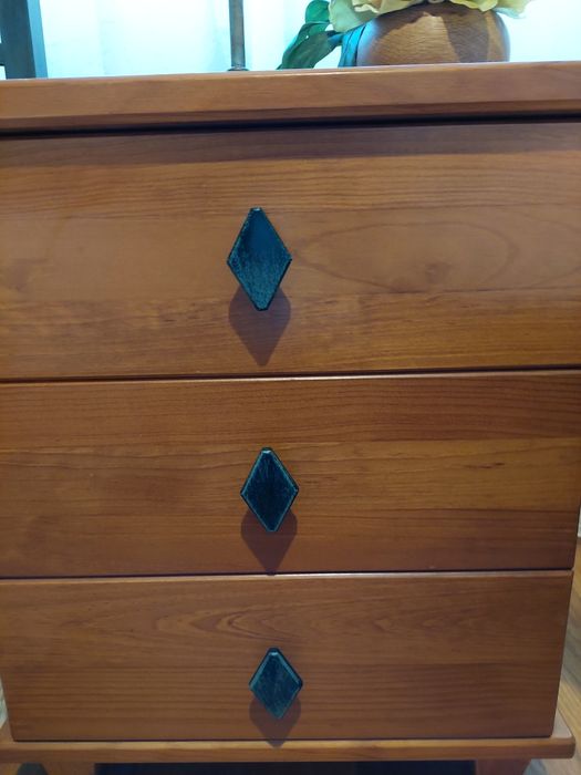 Conjunto quarto: cama de ferro recuperada,mesa de cabeceira e cómoda a fazer conjunto.