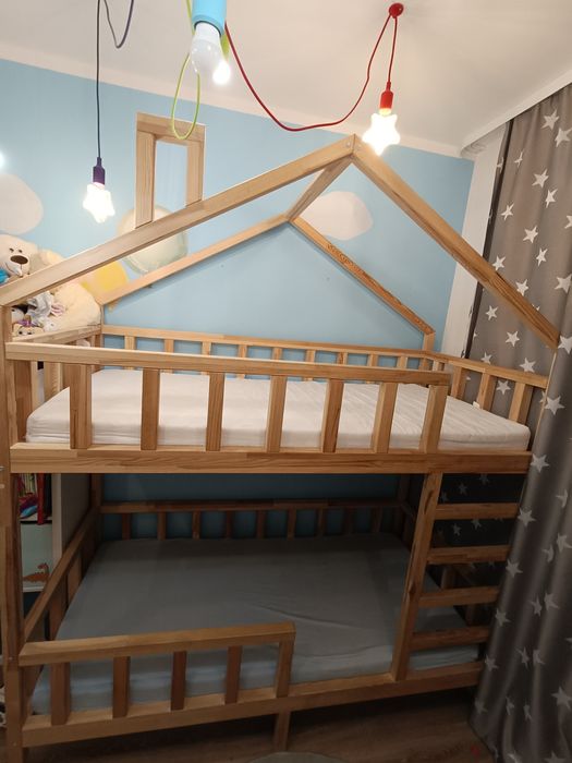 Łóżko piętrowe, domek, solidne + 2 materace  80x180