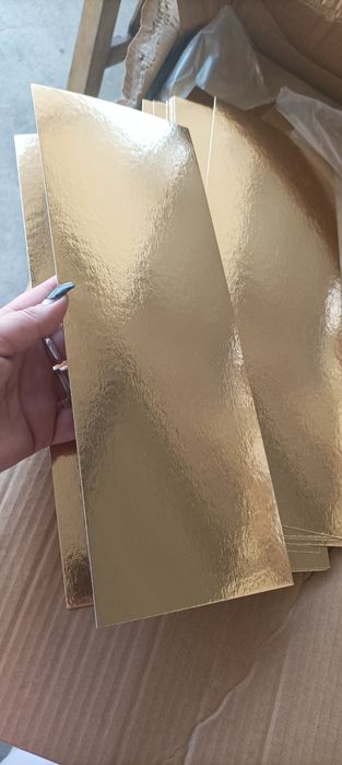 Pratos dourado pastelaria
