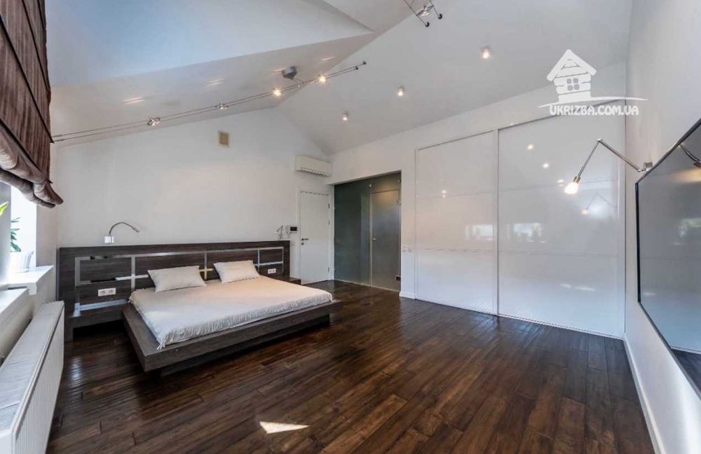 Центр. Будинок VIP-рівня. Більярд,караоке,теніс,аерохокей. До 25 осіб.