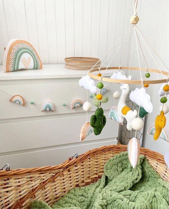 Музичний мобіль з фетру у дитяче ліжечко