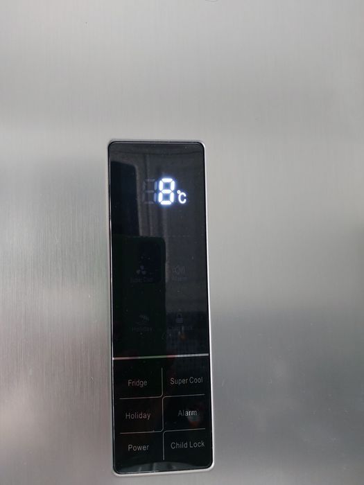 Frigorífico e Arca Vertical Hisense (conjunto)