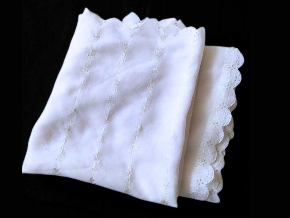 Biała chustka apaszka z wzorkiem delikatna na szyję damska elegancka