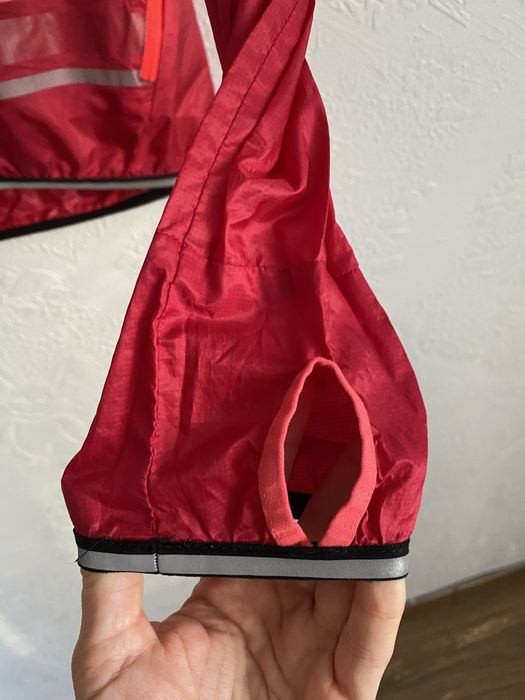 Жіноча бігова вітрівка